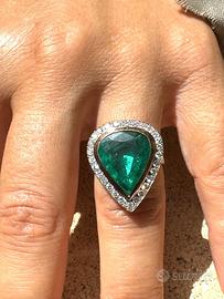 Anello in oro 18 kt con smeraldo e diamanti