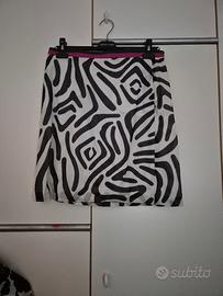 Gonna di cotone al ginocchio con disegni neri su f