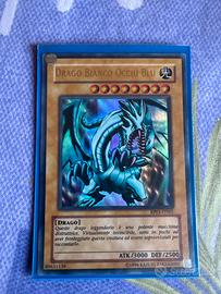 Drago bianco occhi blu