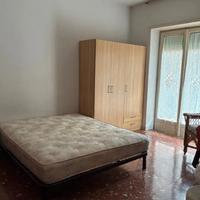 LUCIO SESTIO STANZA SiNGOLA ARREDATA E BEN COLLEGA