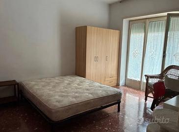 LUCIO SESTIO STANZA SiNGOLA ARREDATA E BEN COLLEGA