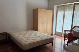 LUCIO SESTIO STANZA SiNGOLA ARREDATA E BEN COLLEGA