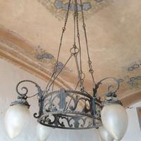 Lampadario antico in ferro .