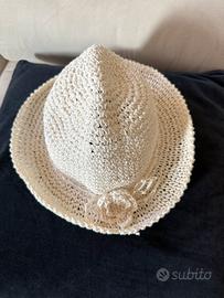 Cappello estivo bianco in carta intrecciata