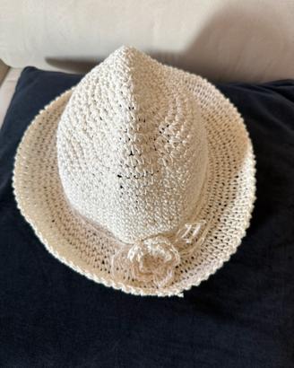 Cappello estivo bianco in carta intrecciata