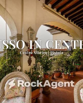Attico / Mansarda di 450 m² con più di 5 locali a 