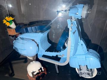 Vespa da collezione – Nuova con teca espositiva