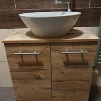 Set bagno con lavabo sospeso e rubinetteria