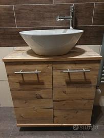 Set bagno con lavabo sospeso e rubinetteria