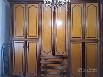 Camera da letto classica in legno massello