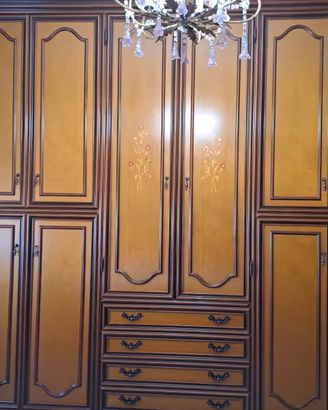 Camera da letto classica in legno massello