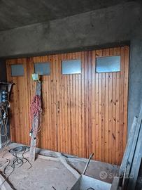 portone 4 ante in legno molto robusto 