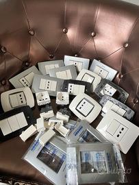 Placche, interruttori, pulsanti, prese MASTER