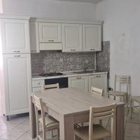 Cucina con elettrodomestici + tavolo e 6 sedie