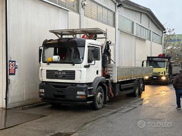 MAN TGA 26.390 cassonato con gru Fassi 210