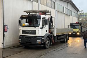 MAN TGA 26.390 cassonato con gru Fassi 210