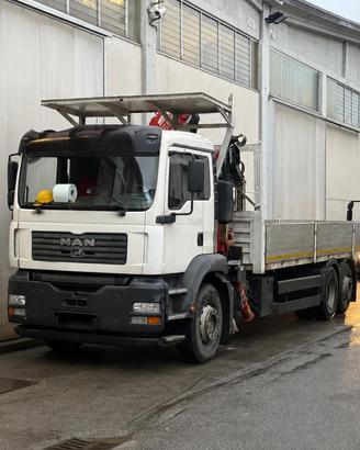 MAN TGA 26.390 cassonato con gru Fassi 210