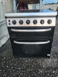 cucina con 4 fuochi .