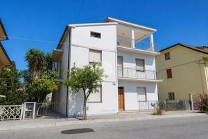 4 LOCALI A SAN BENEDETTO DEL TRONTO