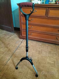 Bastone per anziano tre piedi