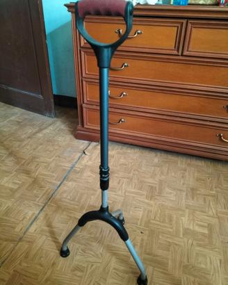 Bastone per anziano tre piedi