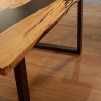 Tavolo in legno d'olivo e resina