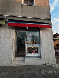 Negozio frutta e verdura alimentare e non alimenta