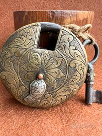 Antico lucchetto ferro battuto decorato + chiave