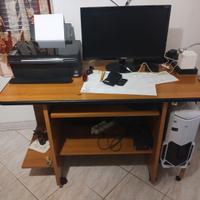 Postazione completa PC desktop con scrivania