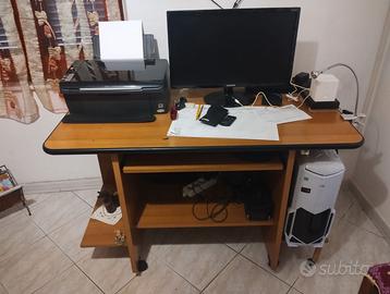 Postazione completa PC desktop con scrivania