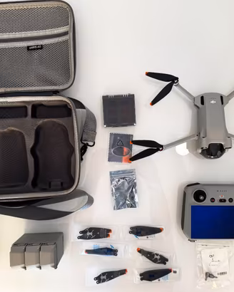 DJI Mini 3 Pro + DJI RC + 4 batterie + FlyMore Kit