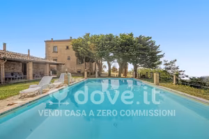 Rustico / Casale di 375 m² con più di 5 locali a F