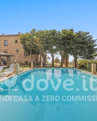 Rustico / Casale di 375 m² con più di 5 locali a F