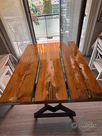 Tavolo in legno e resina epossidica