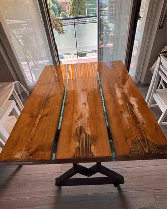 Tavolo in legno e resina epossidica