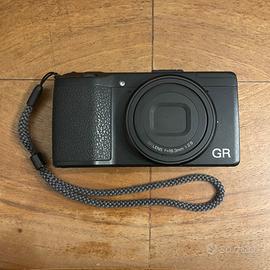Ricoh GR + flash + batterie supplementari