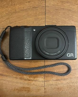 Ricoh GR + flash + batterie supplementari