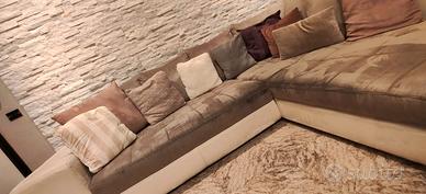 Divano angolare beige e bianco 