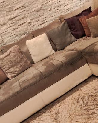 Divano angolare beige e bianco 