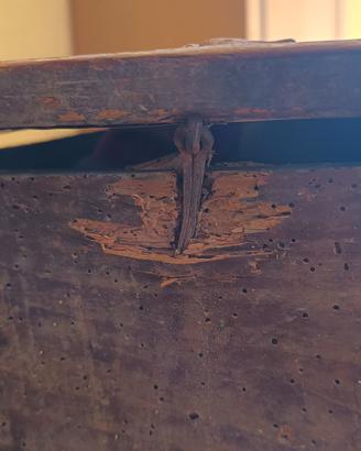 Cassapanca antica in legno marrone