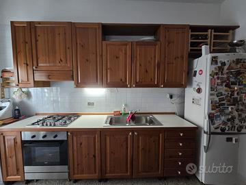 Cucina/ tinello in legno con forno