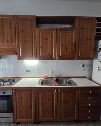 Cucina/ tinello in legno con forno
