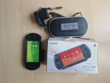 PSP con scatola, webcam e 12 giochi inclusi