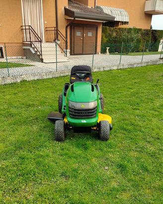 trattorino tagliaerba John Deere 