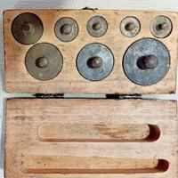 antica scatola con pesi