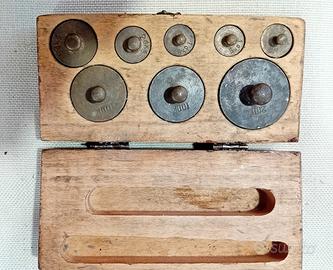 antica scatola con pesi