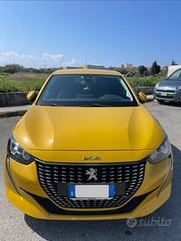 Peugeot 208 Allure benzina 1200cc 100cv gialla