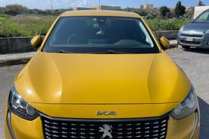 Peugeot 208 Allure benzina 1200cc 100cv gialla