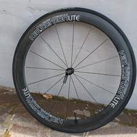 ruota bici da corsa in carbonio 