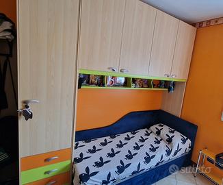 Camera per ragazzi con letto e armadio